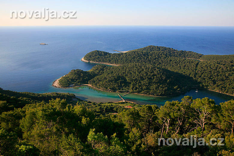 Pohled na kanál spojující Veliko jezero a moře, národní park Mljet, Chorvatsko