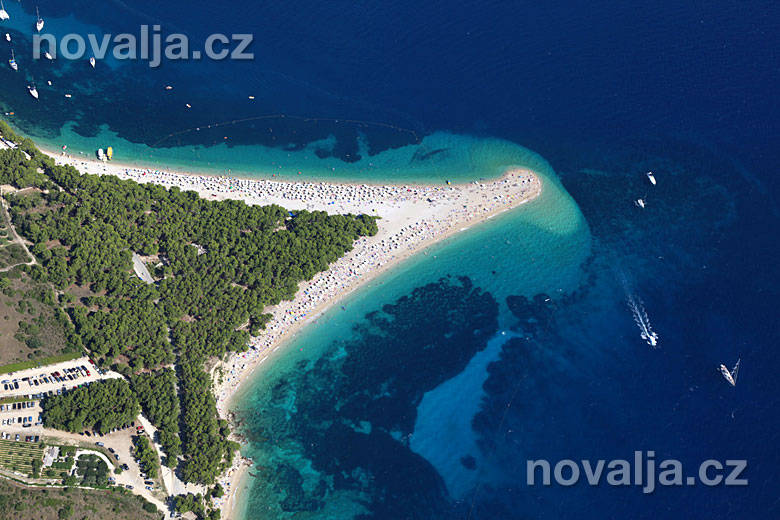 Pláž Zlatý roh (Zlatni rat), letovisko Bol, ostrov Brač, Chorvatsko