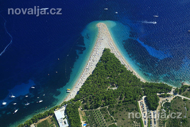 Pláž Zlatý roh (Zlatni rat), letovisko Bol, ostrov Brač, Chorvatsko