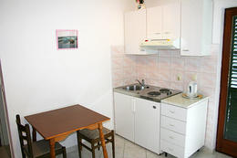 apartmány Bagarić: ružové štúdio pre 2-3 osoby, 
1. poschodie