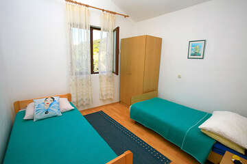 apartmány Sestre: apartmán A2, pre 4-5 osôb, 
1. poschodie, dom Sestre II