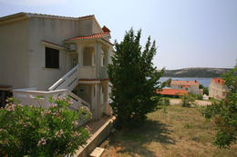 Apartmány Petra - okolí domu, Stará Novalja, ostrov Pag, Chorvatsko