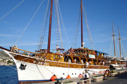 Plavby lodí: loď kategorie A (loď Maestral)