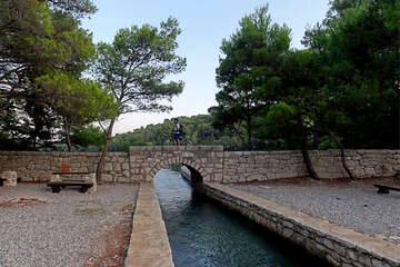 Národní park Mljet, most mezi Malým a Velikým jezerem