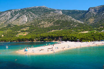 Ostrov Brač, městečko Bol, pláž Zlatni Rat