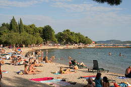 Pláž u hotelu Imperial****/***, Vodice, Chorvatsko