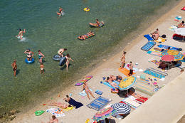 Pláž u hotelu Imperial****/***, Vodice, Chorvatsko