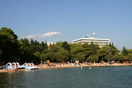 Pláž u hotelu Imperial****/***, Vodice, Chorvatsko
