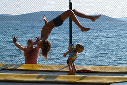 Trampolína na pláži u hotelu Imperial****/***, Vodice, Chorvatsko