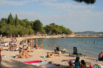 Pláž u hotelu Imperial****/***, Vodice, Chorvatsko