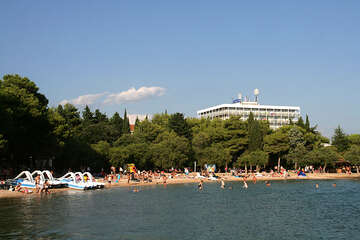 Pláž u hotelu Imperial****/***, Vodice, Chorvatsko
