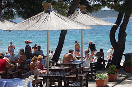 Bar na pláži u hotelu Imperial****/***, Vodice, Chorvatsko