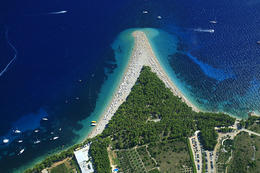 Pláž Zlatý roh (Zlatni rat), letovisko Bol, ostrov Brač, Chorvatsko