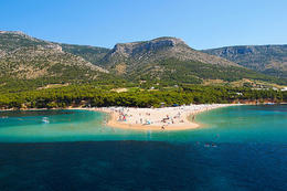 Pláž Zlatý roh (Zlatni rat), letovisko Bol, ostrov Brač, Chorvatsko