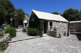 Cestou z přístavu Pučišća do Bolu, ostrov Brač, Chorvatsko