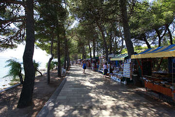 Promenáda v letovisku Bol, ostrov Brač, Chorvatsko