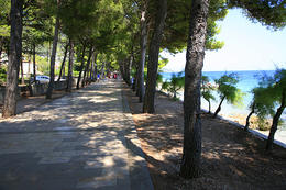 Promenáda v letovisku Bol, ostrov Brač, Chorvatsko