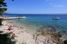 Pláže pod promenádou v letovisku Bol, ostrov Brač, Chorvatsko