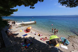 Pláže pod promenádou v letovisku Bol, ostrov Brač, Chorvatsko