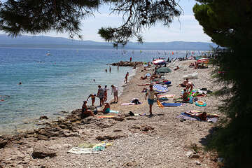 Pláže pod promenádou v letovisku Bol, ostrov Brač, Chorvatsko