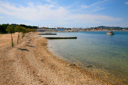 Biograd na Moru, oblázková pláž Bošana, Chorvatsko