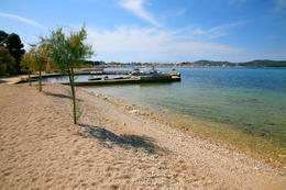 Pláž Bošana poblíž apartmánů Iva, Biograd na Moru, Chorvatsko