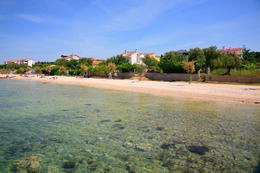 Pláž Bošana poblíž apartmánů Iva, Biograd na Moru, Chorvatsko