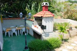 Apartmány Konćek - posezení u domu a gril, Pag-Vodice, ostrov Pag, Chorvatsko 	