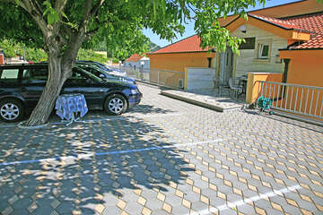 Apartmány Nikola - parkoviště u domu, Gradac, Chorvatsko