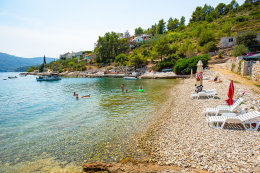 Mikulina Luka - oblázková pláž, Vela Luka, ostrov Korčula, Chorvatsko