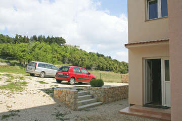 Apartmány Lucija - parkoviště u domu, Novalja - Caska, ostrov Pag, Chorvatsko