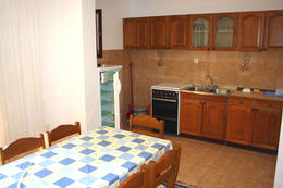 apartmány Paško: apartmán A3 pre 6-8 osôb, 
2. poschodie 
