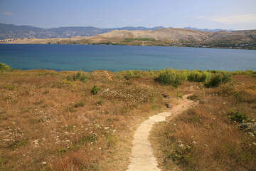 Pag - Vodice - pěšina k plážím, ostrov Pag, Chorvatsko