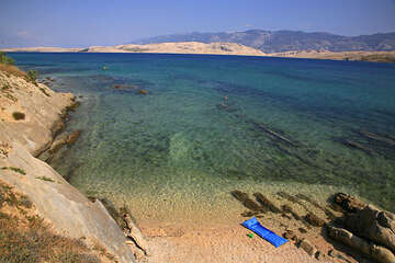 Pag - Vodice - písčitooblázková pláž, ostrov Pag, Chorvatsko