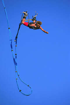 Bungee jumping, pláž Zrče, Novalja, ostrov Pag, Chorvatsko, 