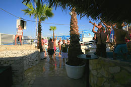 Pláž Zrče, Novalja, ostrov Pag, Chorvatsko, klub Papaya