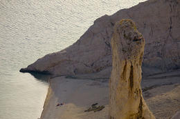 Pláž a skály Ručica, Pažský záliv, ostrov Pag, Chorvatsko, horolezci na vrcholu