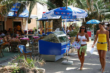 Novalja - kavárny pod palmami v centru, ostrov Pag, Chorvatsko