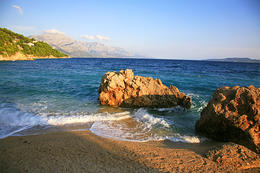 Mimice - oblázková pláž, Omišská riviéra, Chorvatsko