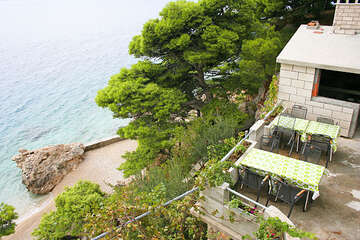 Apartmány Bagarić - pohled na pláž od společného grilu s kuchyní (před dokončením), Medići, Chorvatsko