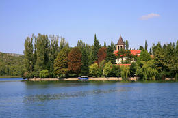Krka, lodí k Rošskému vodopádu, Visovac