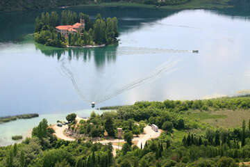 Krka, lodí k Rošskému vodopádu, Visovac
