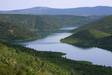 Krka, lodí k Rošskému vodopádu, Chorvatsko