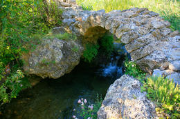 Chorvatsko, řeka Krupa, kamenný most
