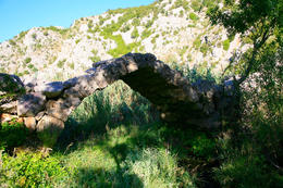 Chorvatsko, řeka Krupa, kamenný most