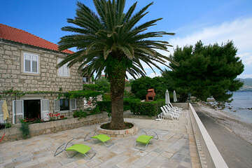 Apartmány Orebić 11 - terasa a pláž u domu, Orebić, poloostrov Pelješac, Chorvatsko