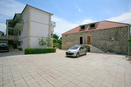 Apartmány Orebić 11 - parkoviště u domu, Orebić, poloostrov Pelješac, Chorvatsko 	