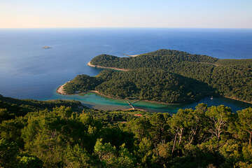 Pohled na kanál spojující Veliko jezero a moře, národní park Mljet, Chorvatsko