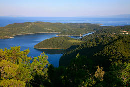Pohled na Veliko jezero, národní park Mljet, Chorvatsko