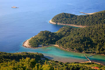 Pohled na kanál spojující Veliko jezero a moře, národní park Mljet, Chorvatsko